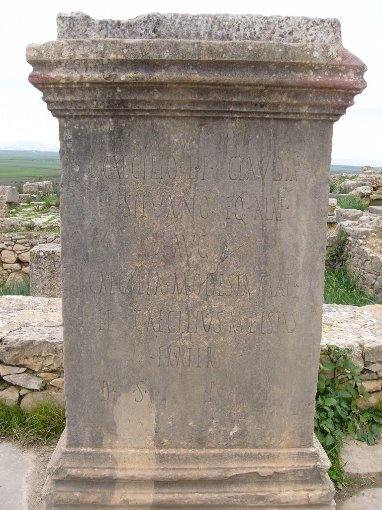 Kolumna z inskrypcją
