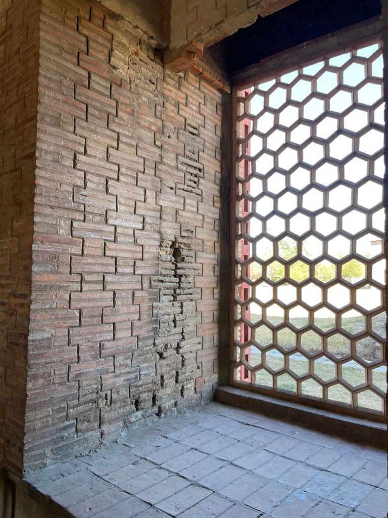 Uzgen i widok na okno meczetu